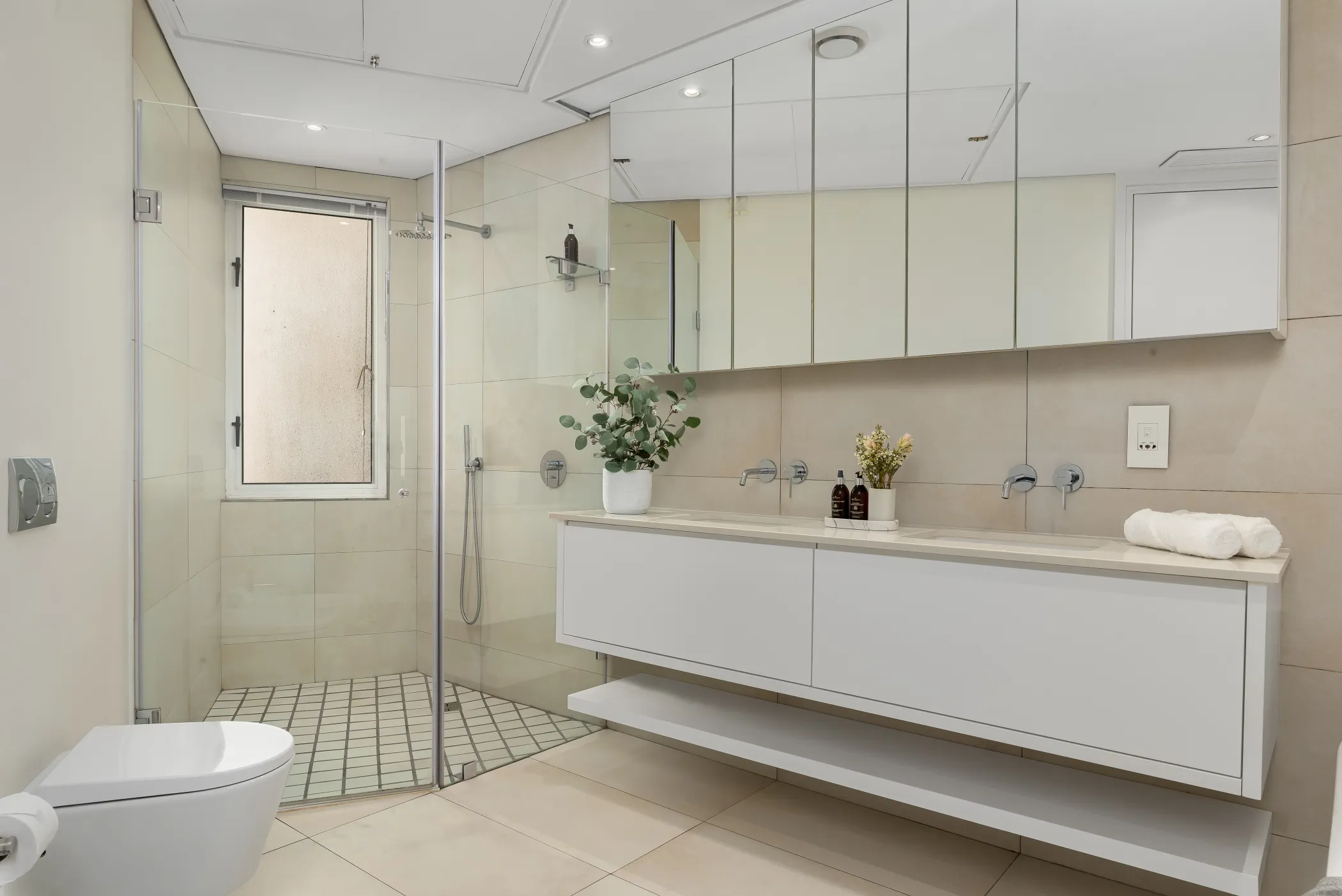 12 Bathroom 1 - Pic 11